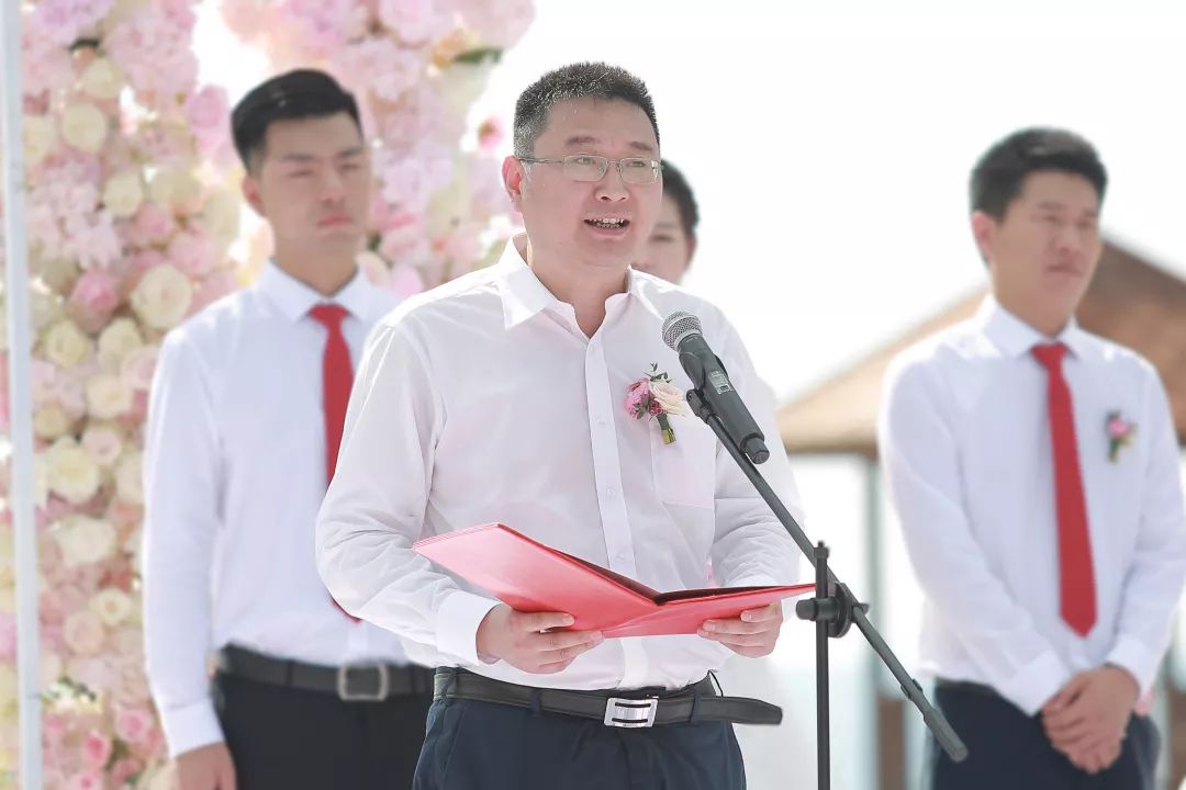 股份公司团委副书记闫国良代表中国铁建团委向42对新