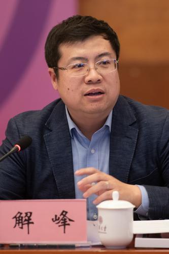 解峰清华大学1997级化72班校友,现任清华大学人文学院党委副书记我