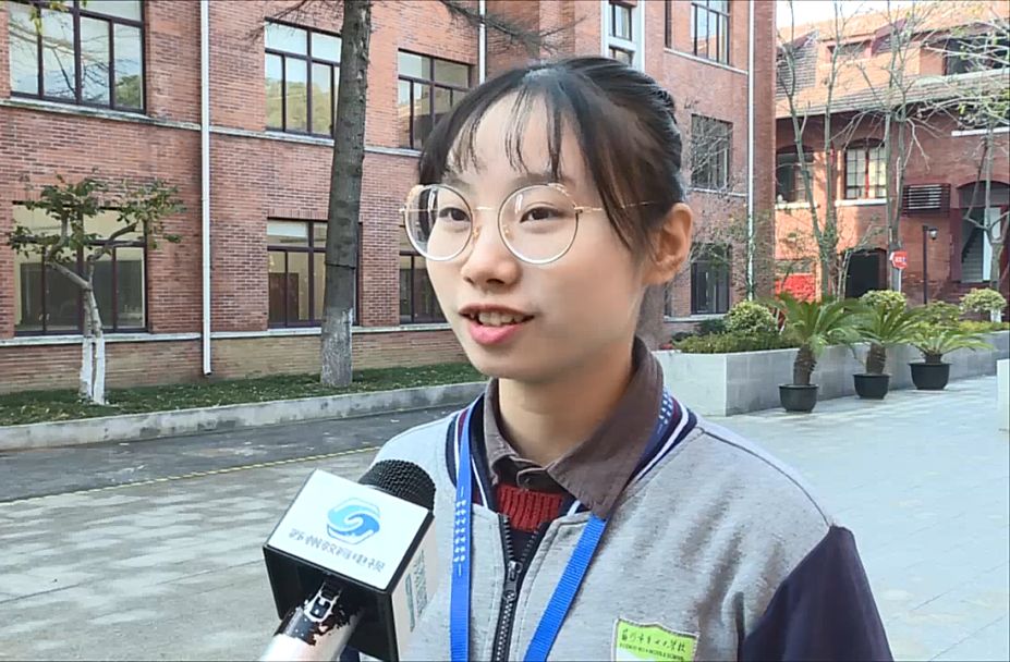 苏州市第四中学校学生 吴苏颖:英语老师他重感冒,仍然坚持为我们上完