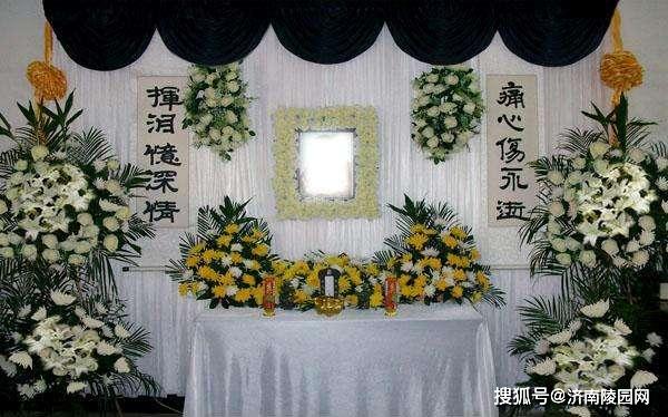 五 灵堂布置的基本要求:1.灵堂从逝者死亡之日算起布设三日.2.