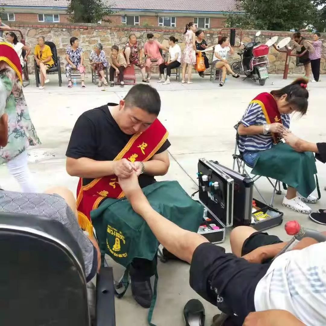 身份:修脚师年龄:任辉41岁 黄方英38岁推荐理由:七年来,他们带领公益