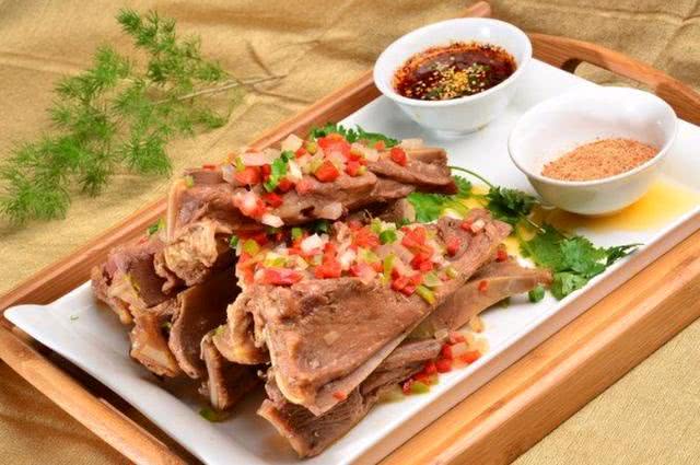 手抓卤水扇子骨,用锡纸包住骨头末端 装盘即可