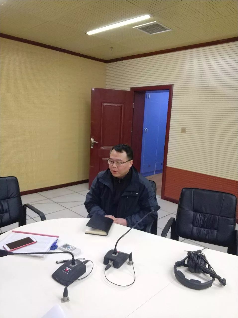 点半,市不动产登记服务中心副主任梁俊峰带领该中心产权科科长王济航