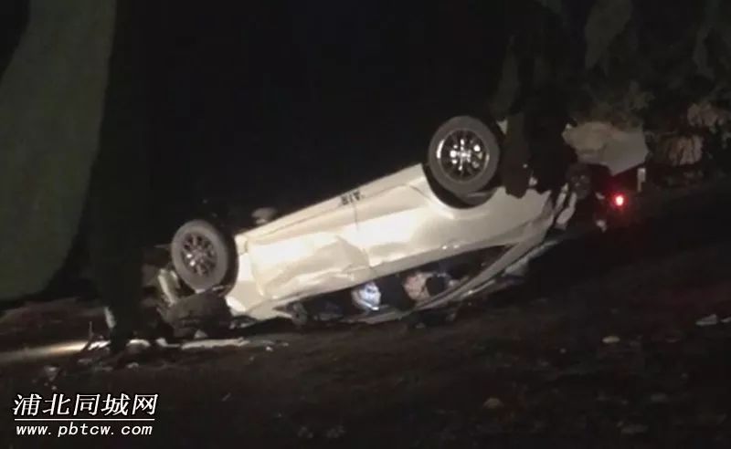 張黃一小車翻車底朝天受損嚴重,夜間行車注意安全