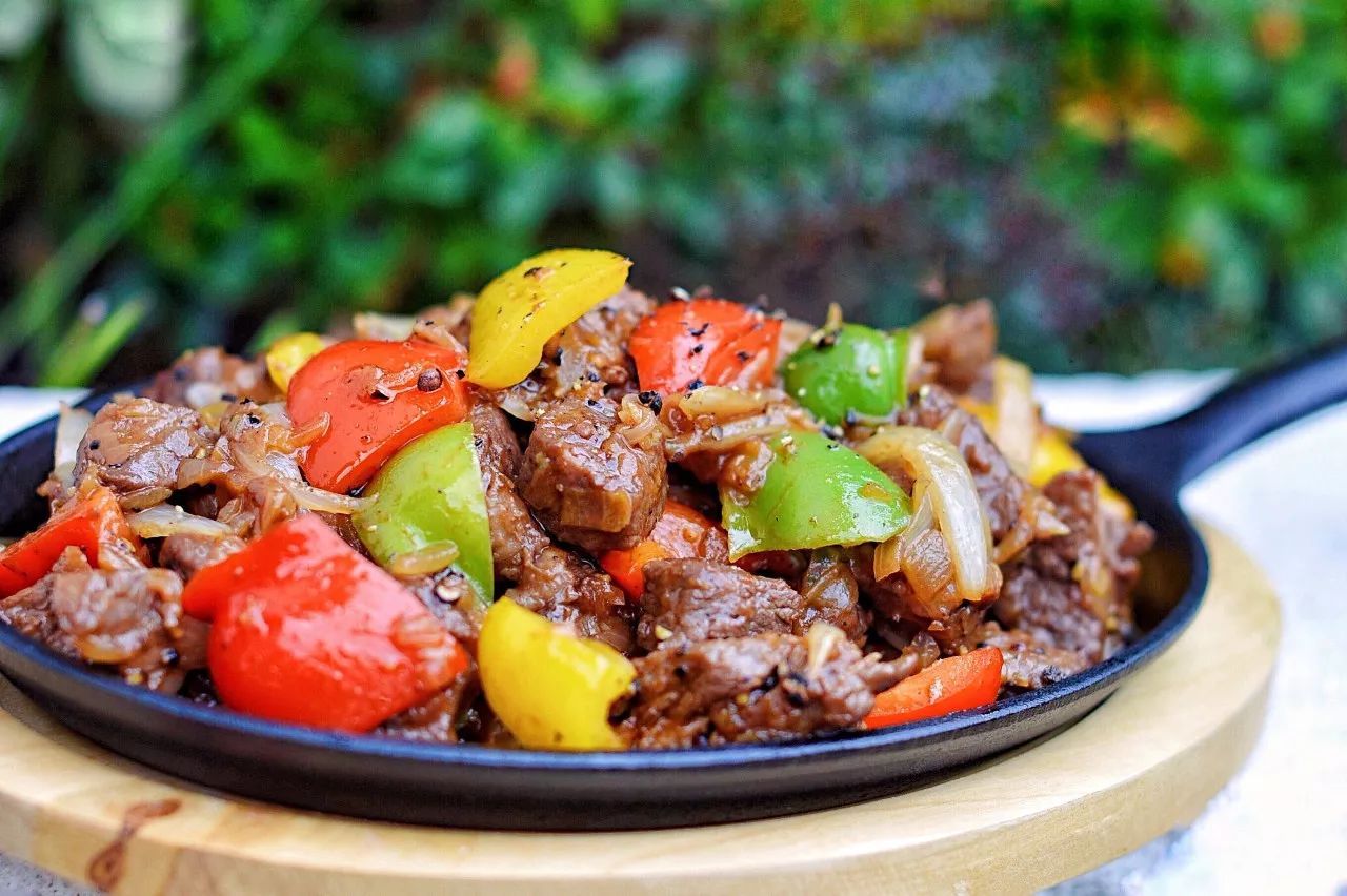原创年夜饭必备撑场面的一道菜,彩椒牛肉!颜值超高,上桌就抢光