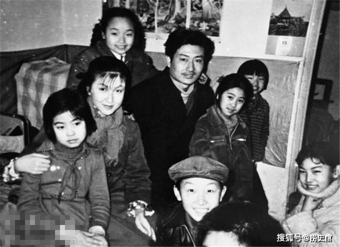 梁家辉为北大留学生齐鸦哥整理发型那天在全国政协礼堂拍摄与李淑贤