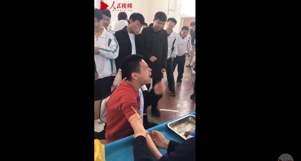 高考体检一男生抽血被吓成表情包:一旁同学被逗得哈哈大笑