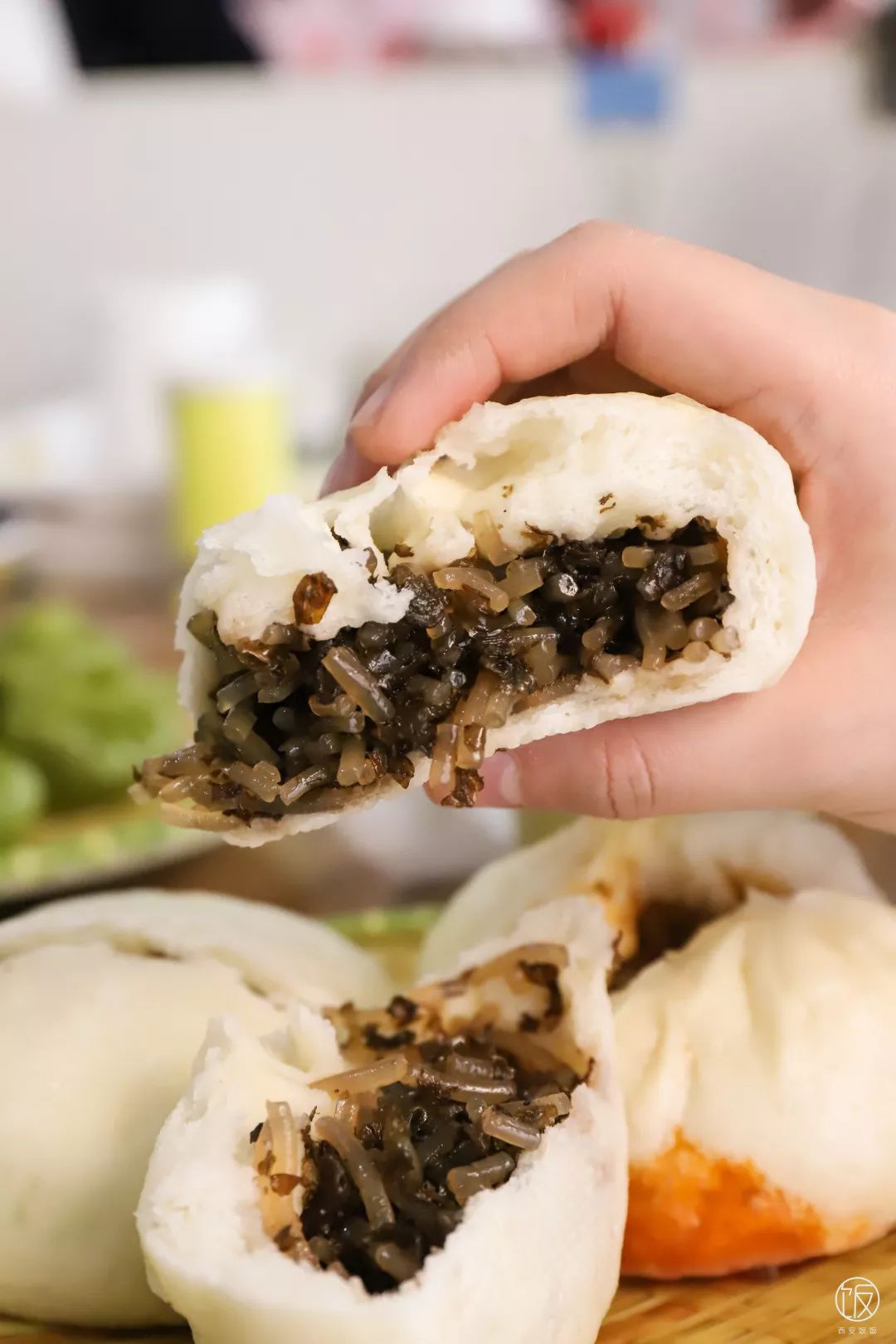 他家还有发面包子,个头大,皮松软,馅还多,走的时候打包几个,还留着第