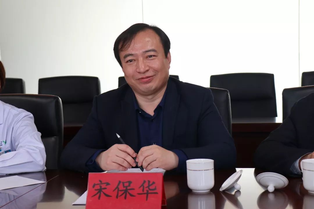 会上,沪滨爱尔眼科医院ceo宋保华汇报了2019年度"慈孝暖夕阳--眼底病