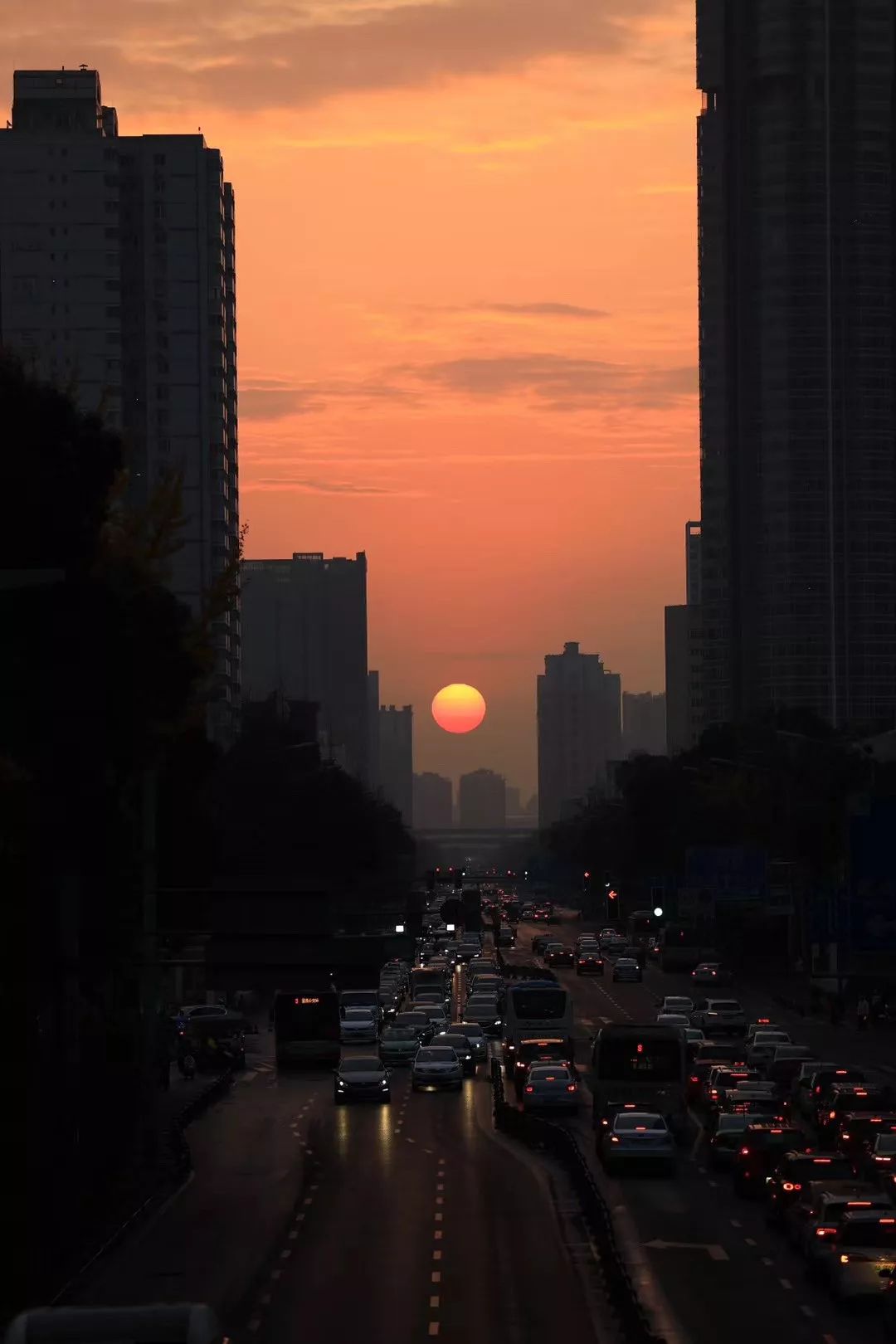 今晨成都悬日现身