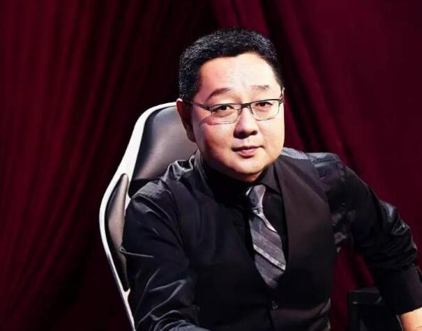原创张绍刚录节目穿裙子遭到网友疯狂吐槽还是央视主持人