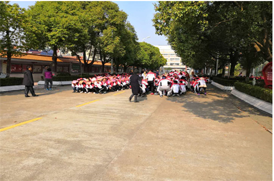 海安市南莫中学师生开展地震应急避险和紧急疏散演练