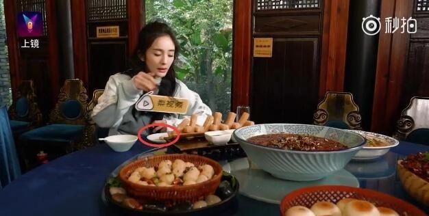 杨幂不用减肥也不要控制量吃饭身材还是这么好,吃货的你怎么看?