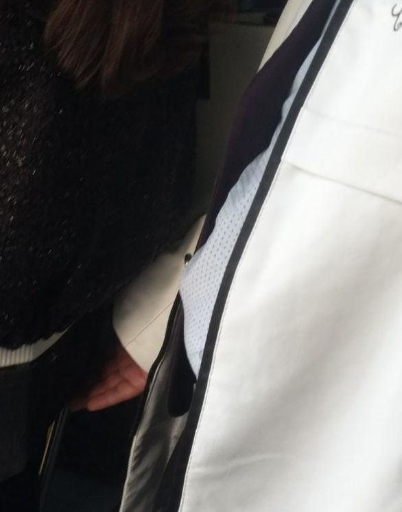 抓拍到白衣男子的龌龊行为"在抓拍时,我害怕得手都是抖的,因为我怕被