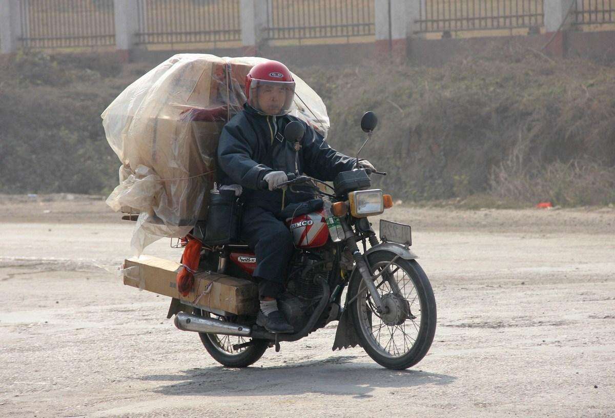 骑摩托返乡太遭罪,为何还有这么多人选择?农民工:不是钱的问题