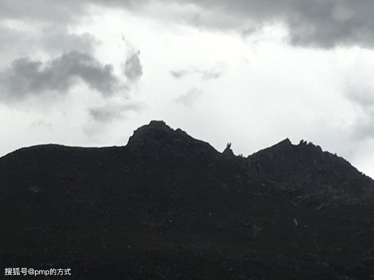 整个天变得很黑,雨也下的很大,游记上写着这一段叫兔儿山,我们瞪大
