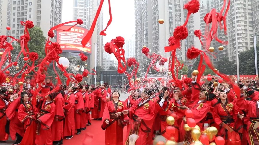 抛绣球没有纸醉金迷的奢华欢宴唯有遇此一人终此一生的温馨相守镌刻