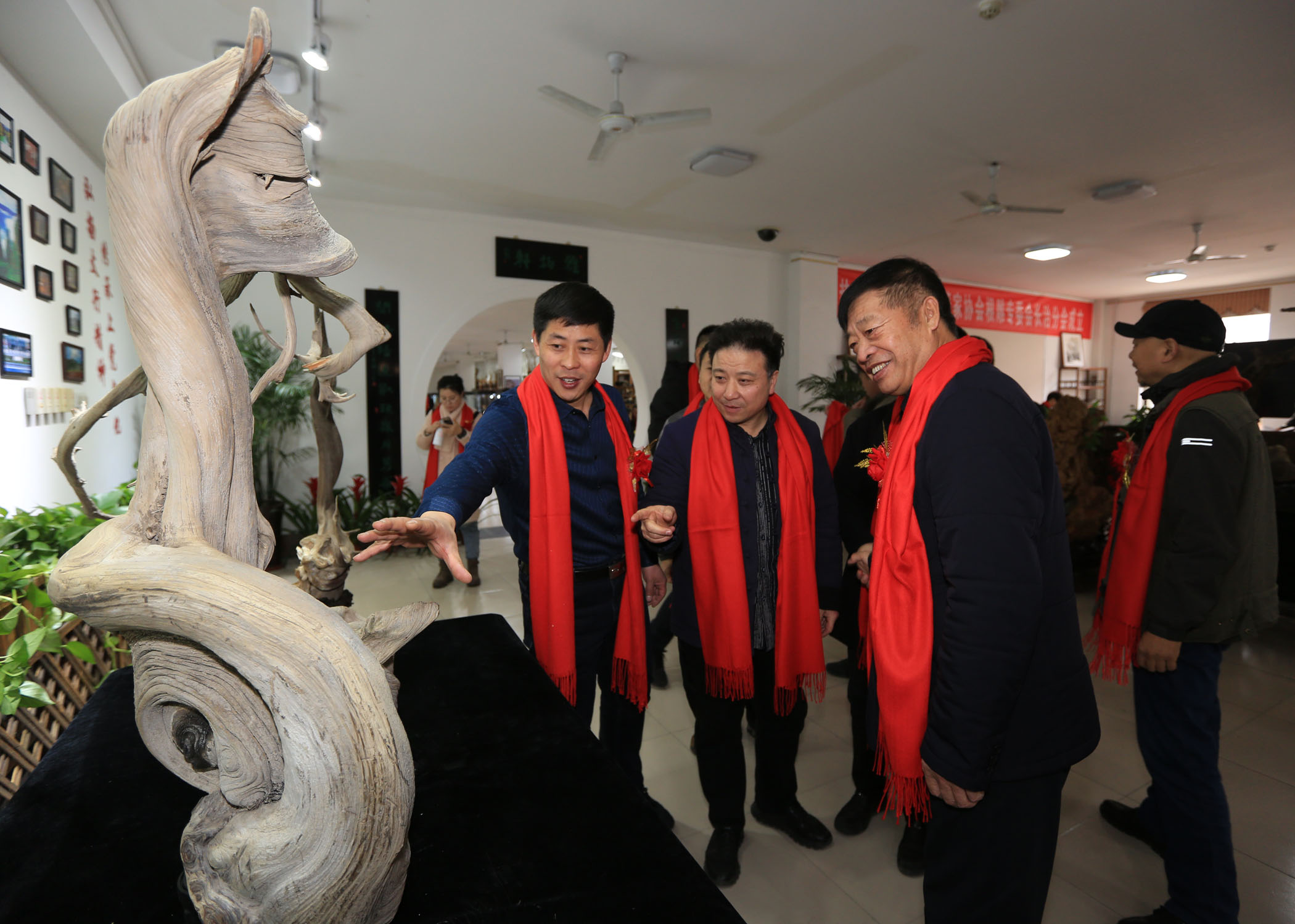 百余件本土崖柏根雕精品亮相