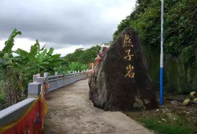 景區四面環山,漫山的竹林形成了天然的竹海;湘南學院退休教授劉衡