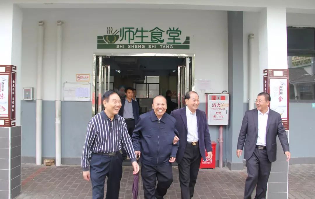 在张伟坤董事长,张圣平副总裁,张圣杰副总裁的陪同下,何老兴致勃勃地