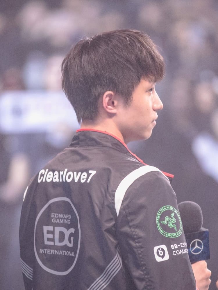 微博之夜明凯来到第三,猪狗大战要来了_樱桃