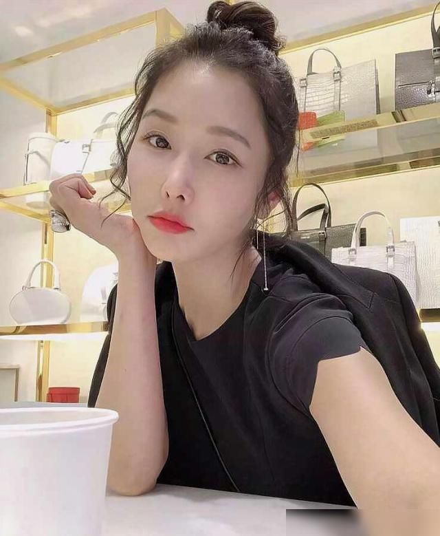 "真女神"李秀珍,50岁了,保养的还像少女一样美丽动人