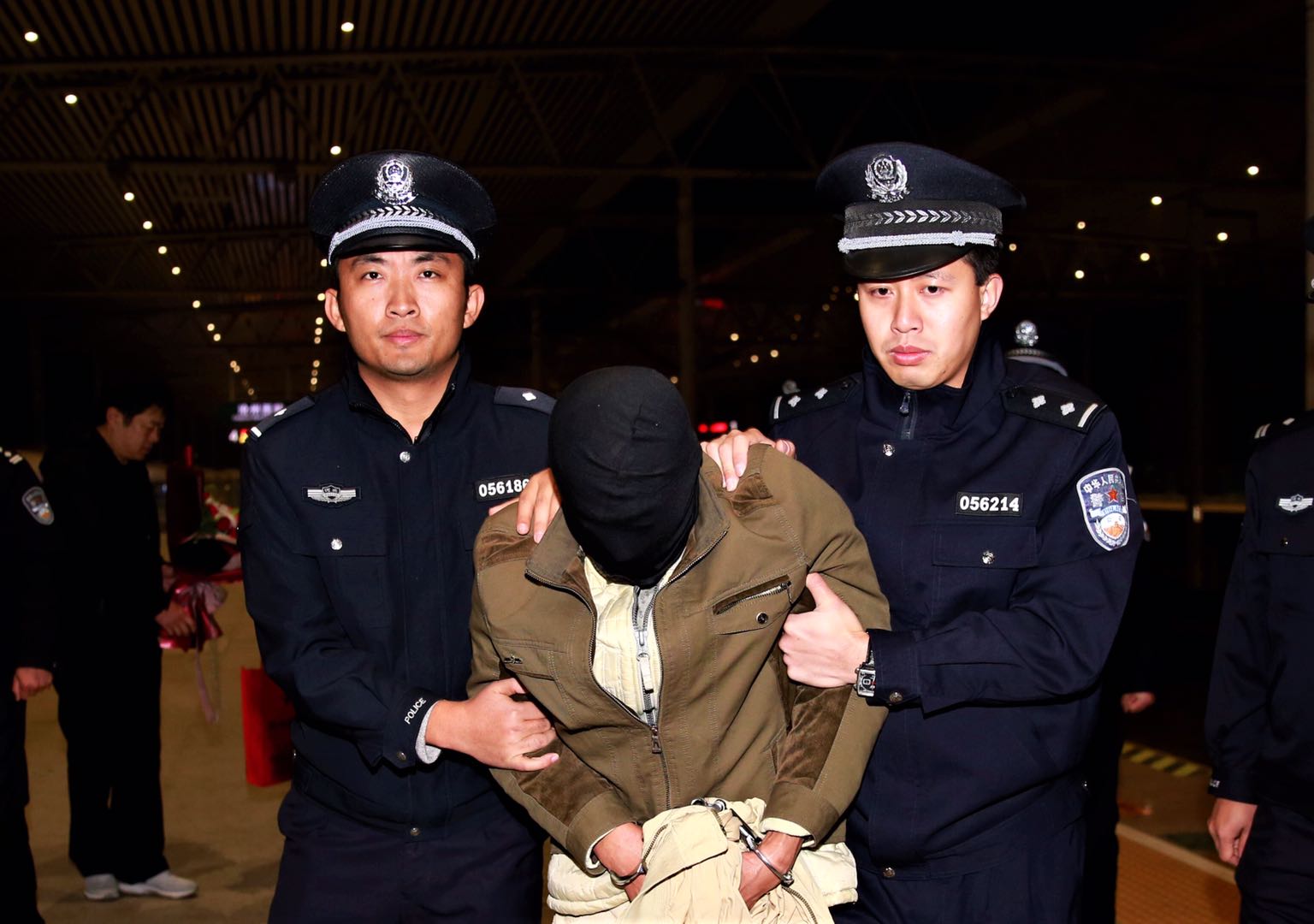 图为犯罪嫌疑人被押解回沧州