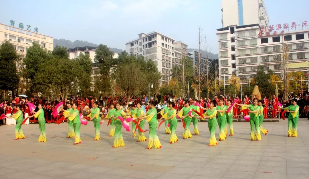 冬至群众活动:祁东四支广场舞队《天姿婀娜舞蹁跹》