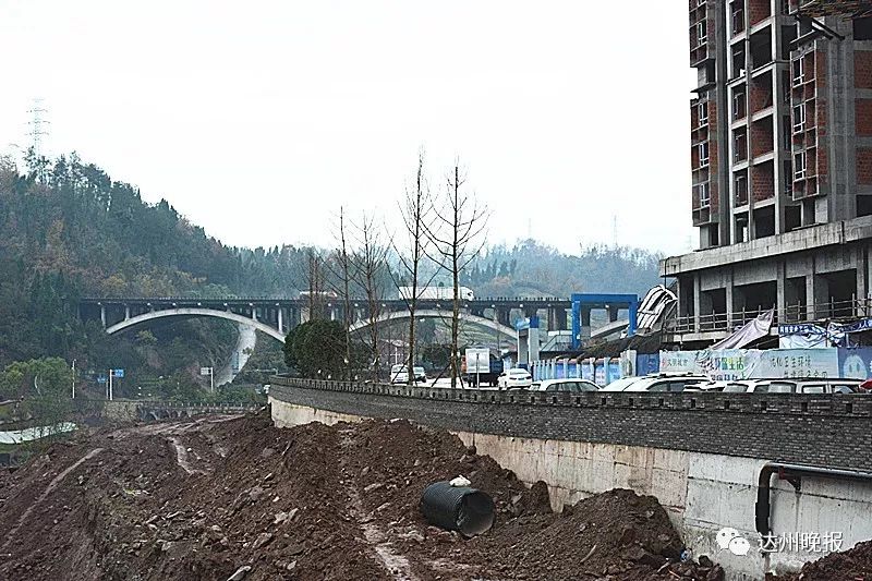 在原省道202線形基礎上進行改擴建,增加車行,人行道. 道路全長1255米.