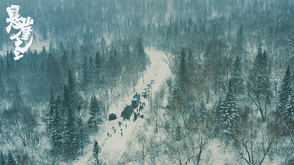 张艺谋新片悬崖之上首位主角曝光踏雪而拍尽显雪原气势