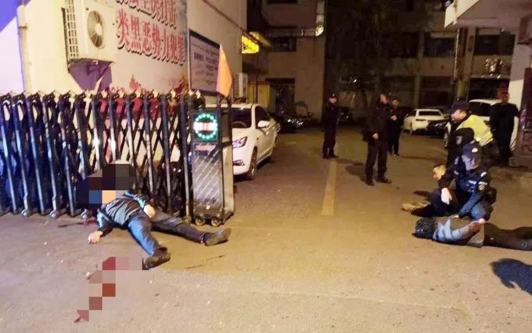 昨晚,原动力酒店停车场两男子发生斗殴,一人被捅受伤 警方公布情况