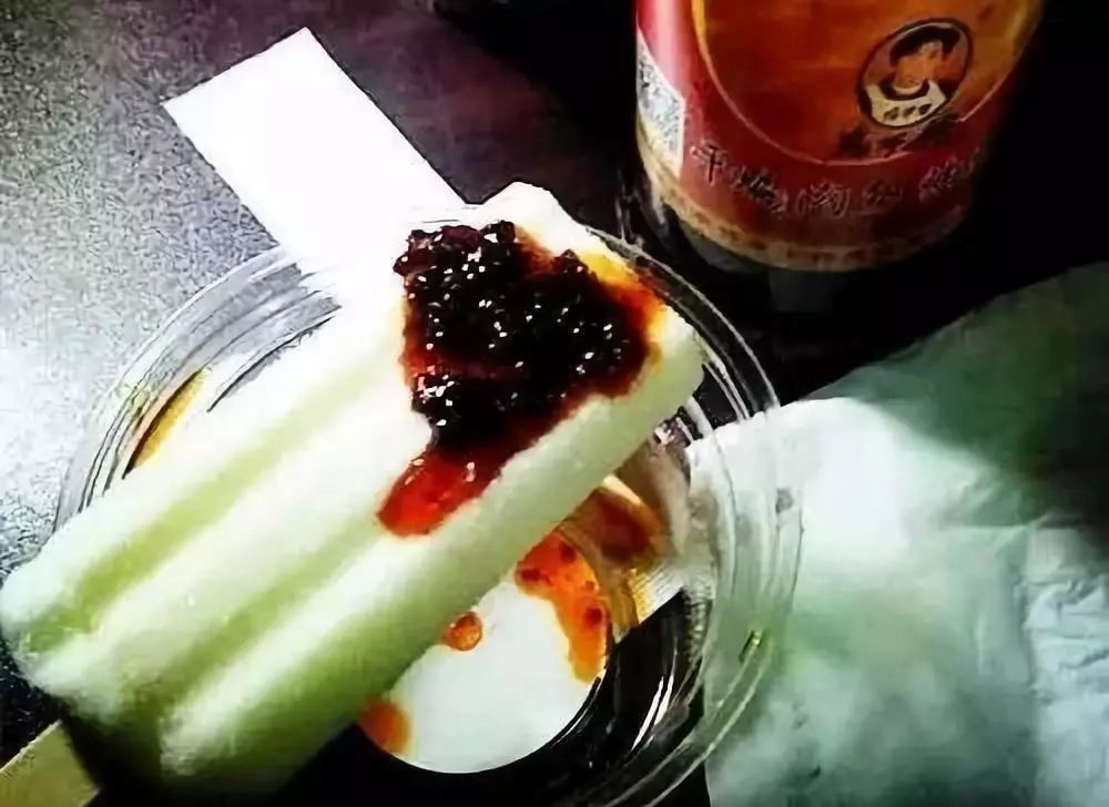 更没想到的是,还有网友直接会在雪糕上放老干妈来吃.