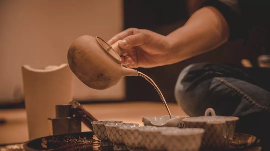 从日本煎茶道的特点与历史到基本礼法的学习,从点茶流程的概念,到基础