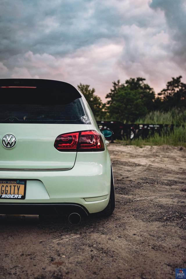 原创 淡绿色大众高尔夫gti搭配碳纤维套件,真正的素雅小钢炮改装!