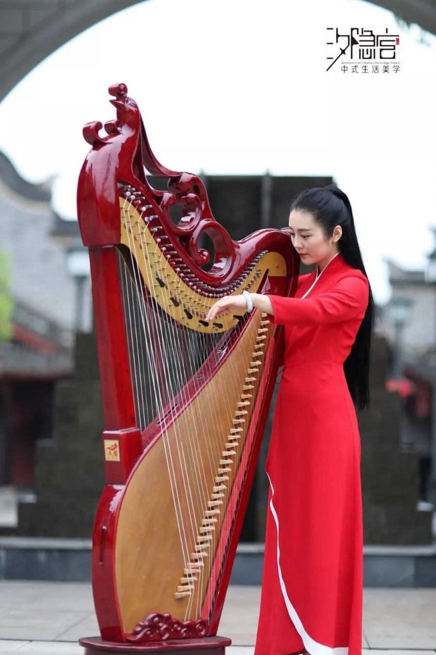 鲁璐箜篌传承人入驻秀湖水街国际非遗手艺特色小镇,网友:此女只应天上