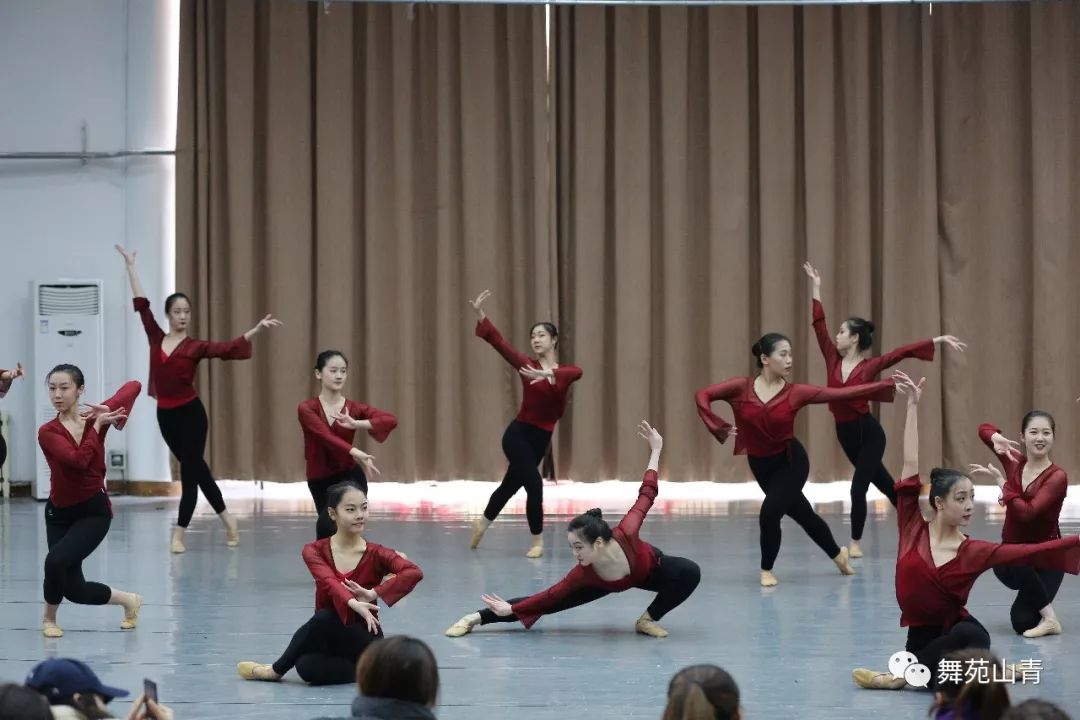 舞蹈技巧2017级本科表演一班芭蕾舞素材2017级本科舞蹈编导班现代舞