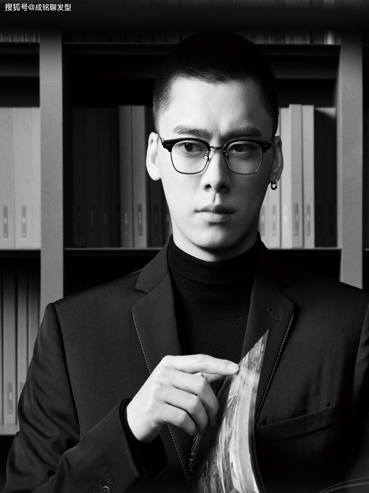 原创李易峰解锁新刊大片,寸头造型男人味十足,黑色中领配西装真儒雅