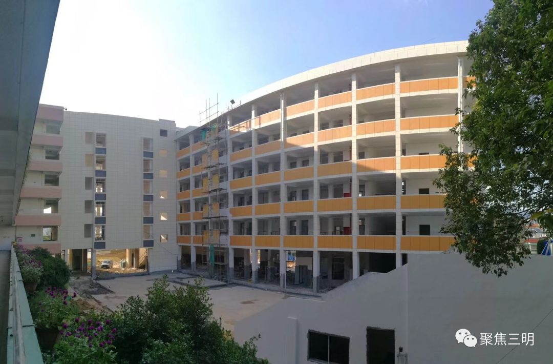 列东中学新教学楼明年新学期可投入使用!目前正在
