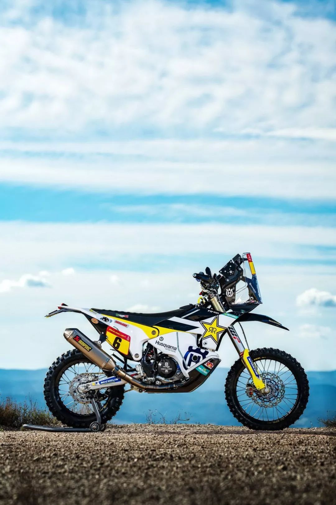 下面的图片,胡斯瓦那参加 2020 达喀尔拉力赛的工厂赛车 fr450 rally