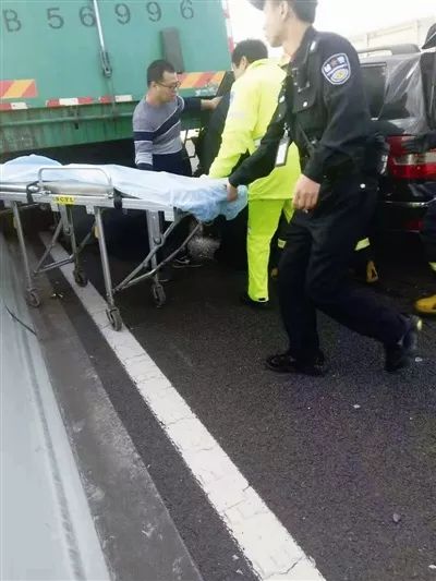 车祸司机昏迷被困车内,北仑医生路过这样做.