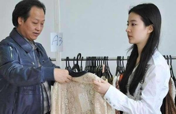 网传刘亦菲干爹陈金飞与杨采钰领证结婚相差30岁的爱情