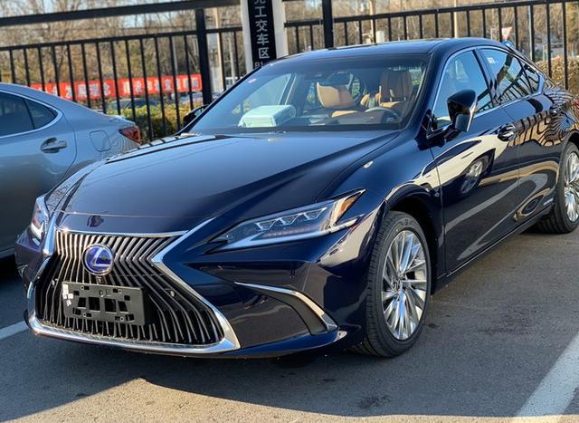 55万买到雷克萨斯es300h,赠卡牌钥匙,车主坦言只有新款顶配才有