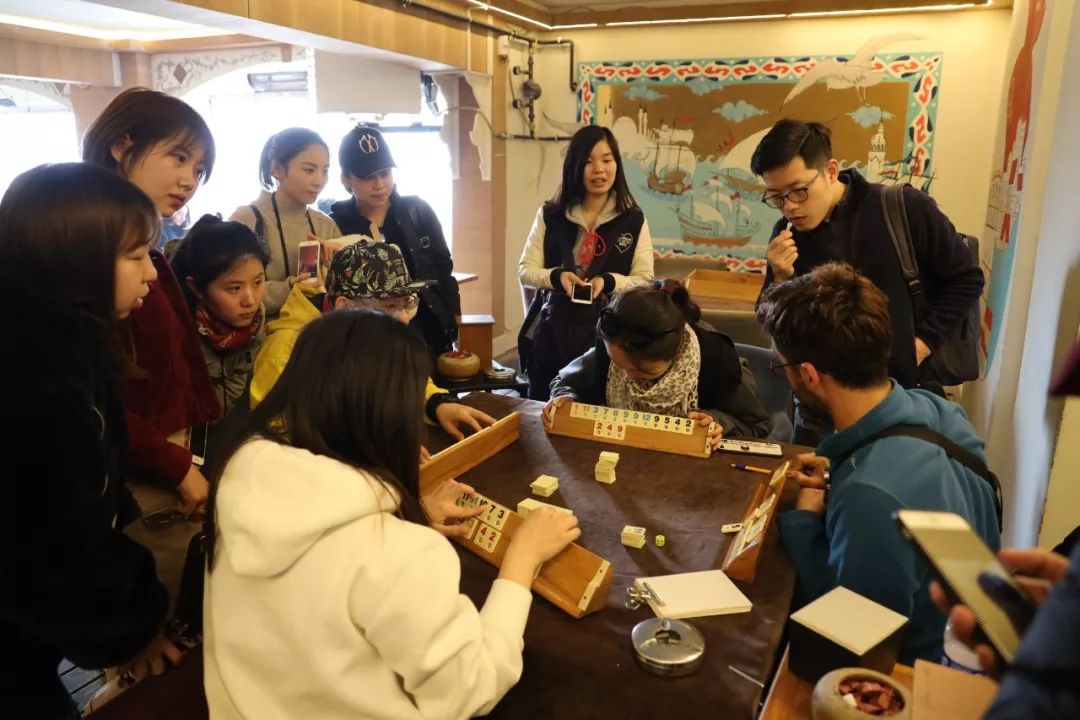 来一局有趣的土耳其麻将吧~尝一尝街头正宗的"烤爸爸"?