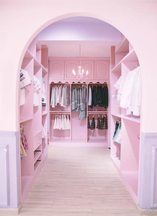 超粉嫩衣柜间一间堪比芭比娃娃式的- 衣柜间 -一起揭秘这家制服咖啡馆