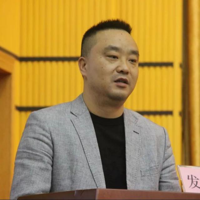 公司总裁吴正喆和松伟照明电器有限公司董事长谢伟作为讨论组组长代表