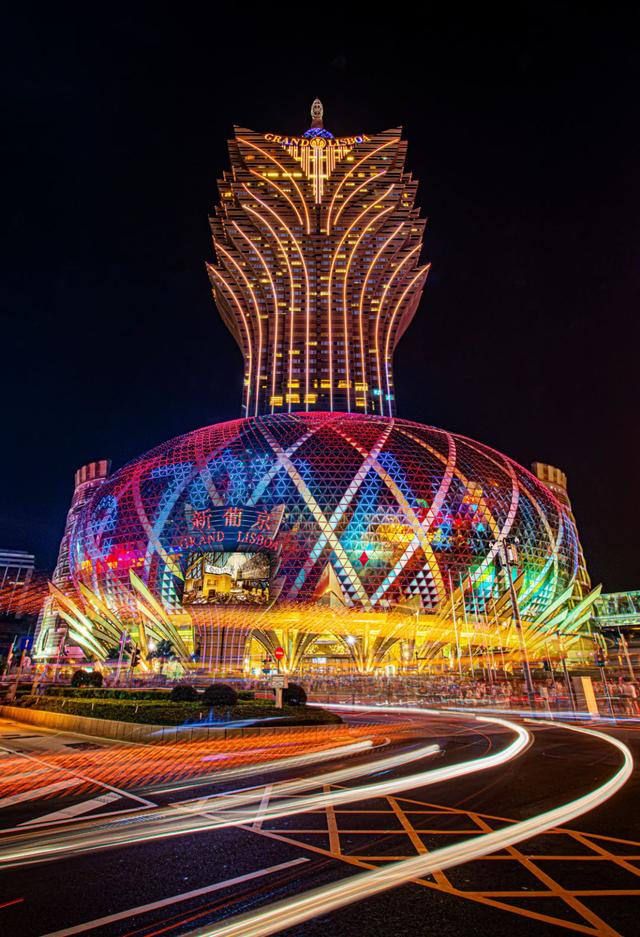 站在澳门炮台山上向远处眺望,你很难忽略远处的澳门新葡京酒店,在