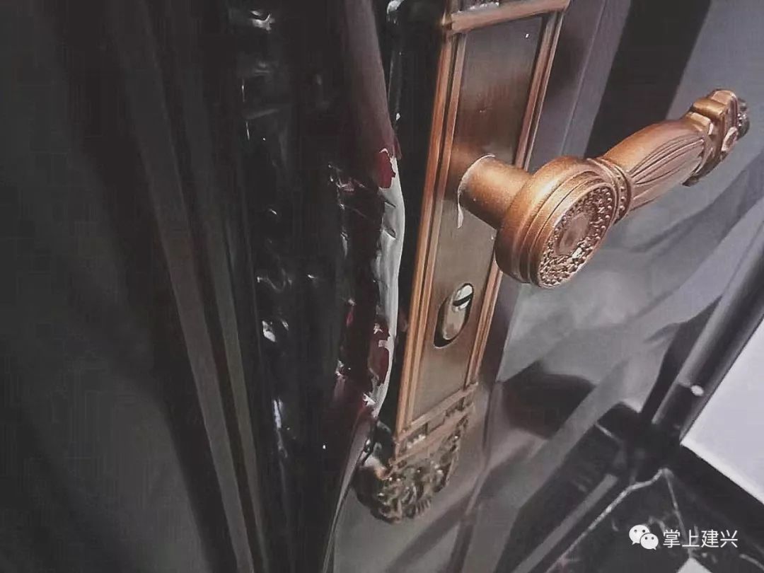 可恨南部一小偷撬门偷了两千多块钱的香肠腊肉和其他钱财