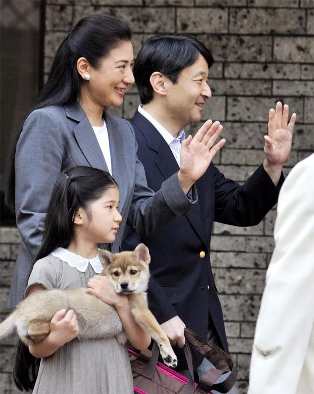 原创日本雅子皇后一家三口亮相母女穿亲子装好温馨18岁爱子太老气