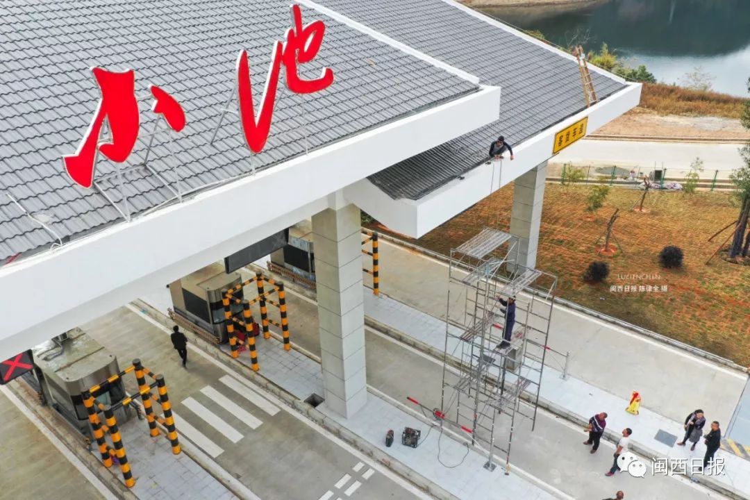 小池互通俯拍局部▲2019年12月19日,在龙岩市新罗区小池镇,车辆君过