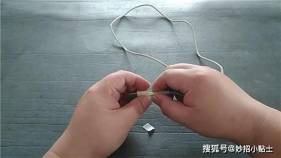 手机的数据线简单缠一下,用3年都不会坏,太厉害了!